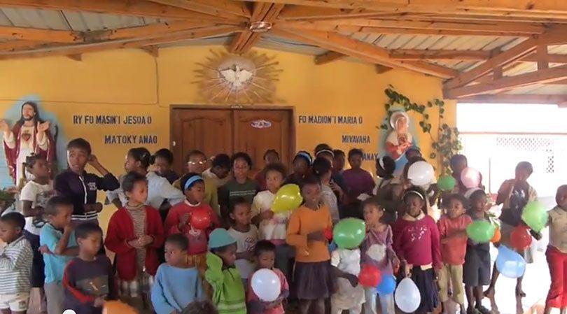 La petite fête des fillettes d'Anjomakely à Madagascar, chez Soeur Elsy, et leur mot de remerciement aux parrains de l'association ANSMFIS.