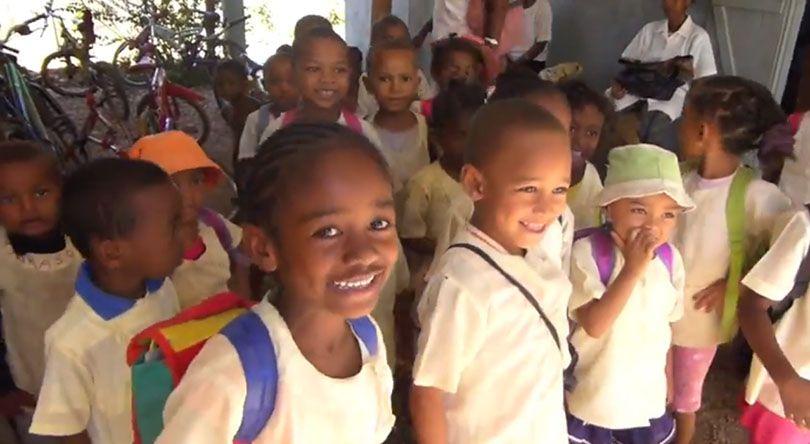 Enfants de la maternelle de Port Bergé à Madagascar remerciant les parrains de l'association ANSMFIS