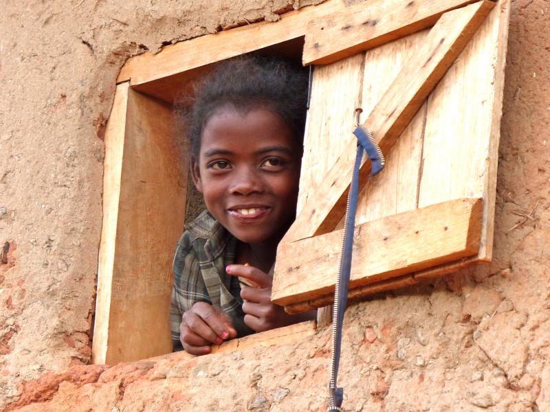 Enfant à la fenêtre à Madagascar